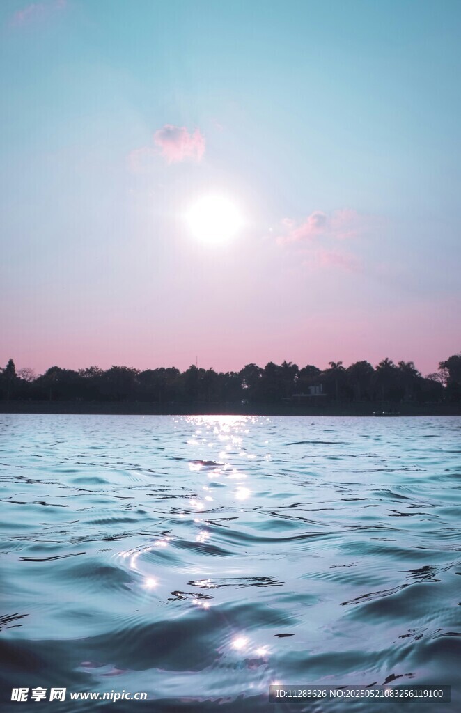 夕陽下波光粼粼的水面