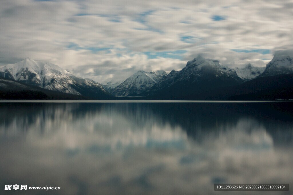 寧靜山水湖景倒影畫面