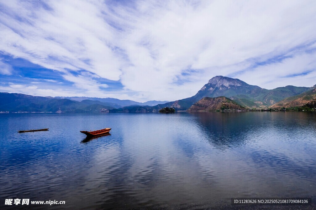 寧靜湖景中的孤舟