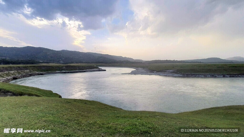 湖畔風光 寧靜自然美景