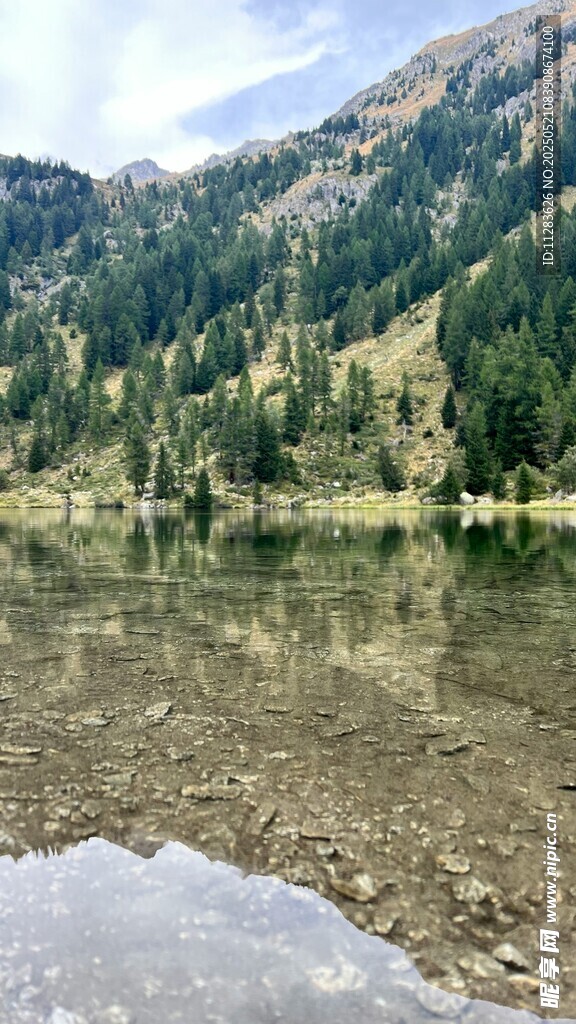 山間靜謐湖水風景如畫