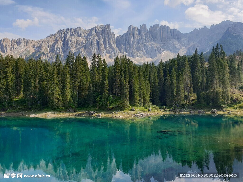高山碧湖美景