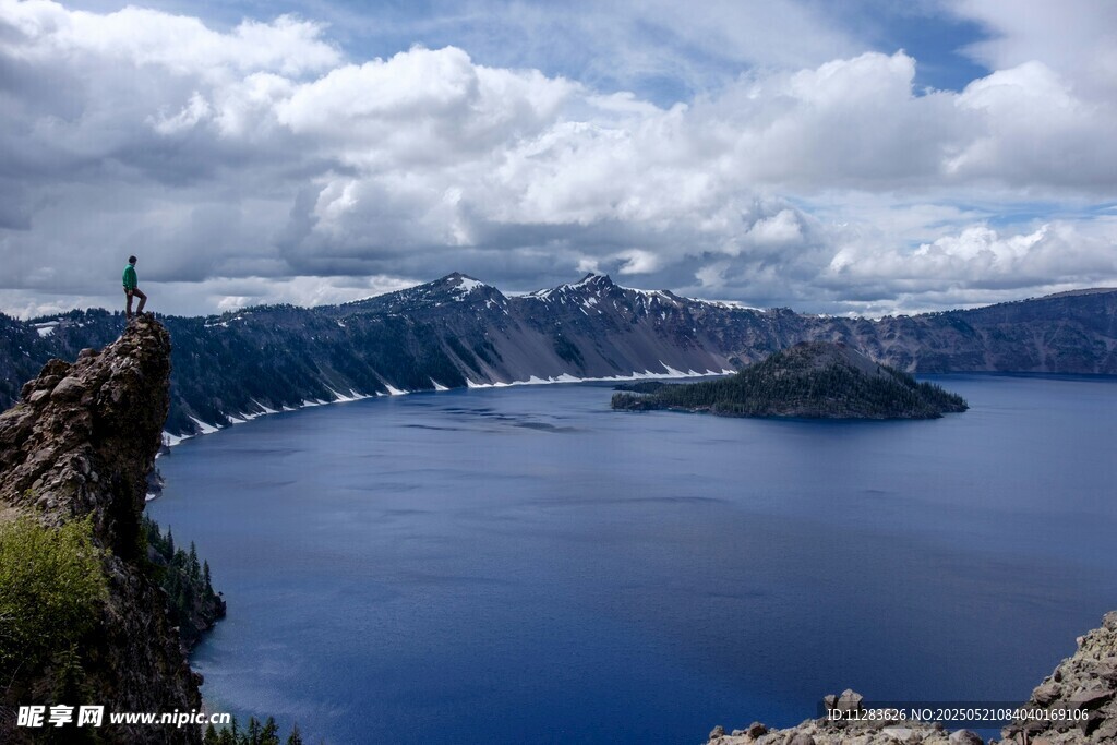 俯瞰絕美火山湖壯麗景觀