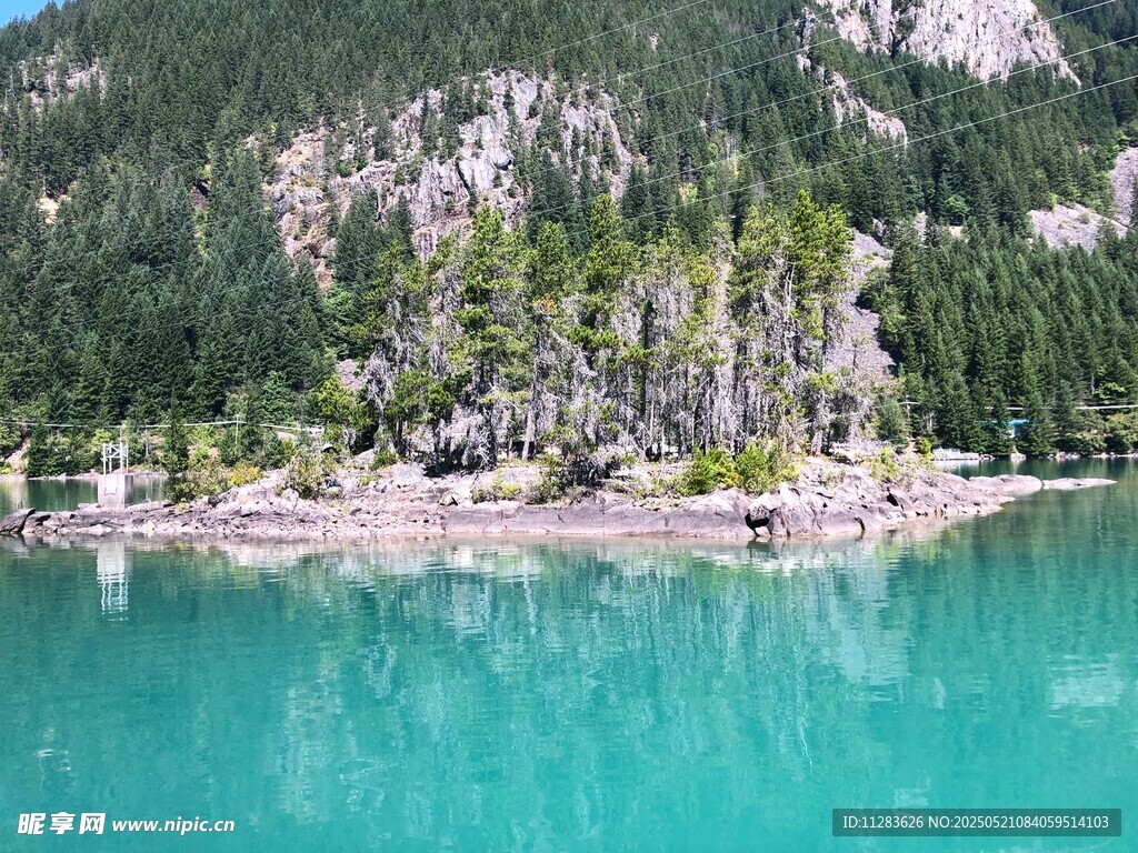 碧綠湖中小島山林美景