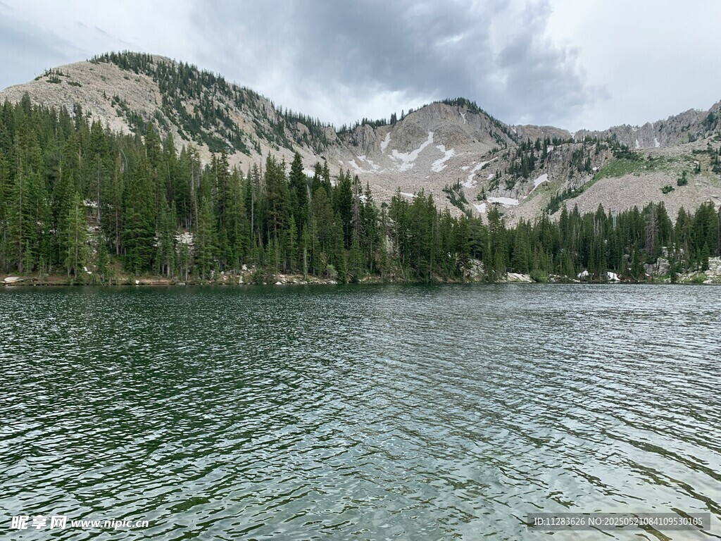 山間靜謐湖景