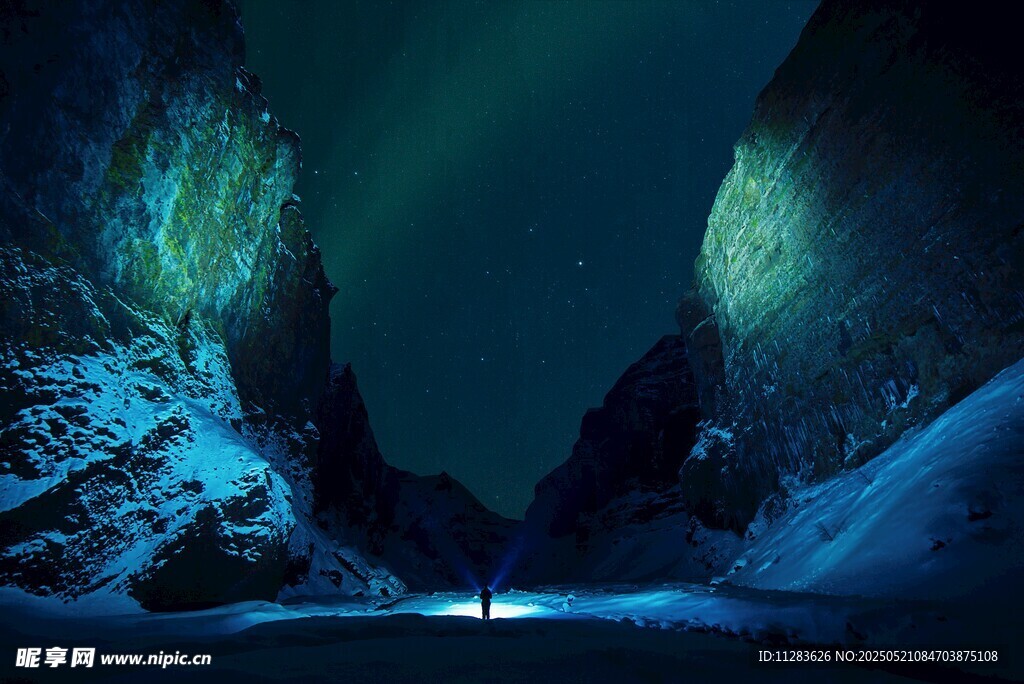 夜谷中的孤獨旅人