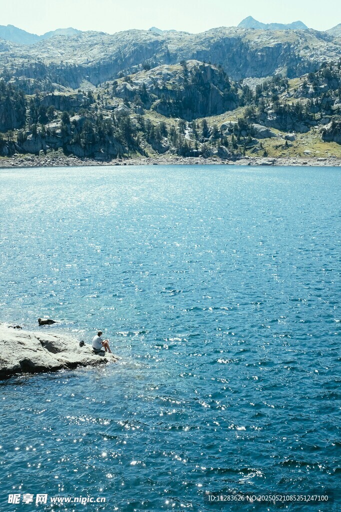 湖畔美景 靜謐的水上風光