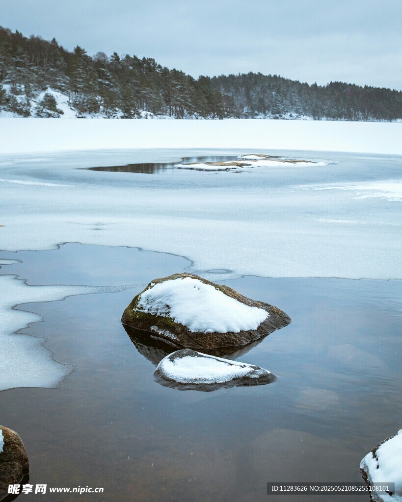 冬日湖面上覆雪的石塊