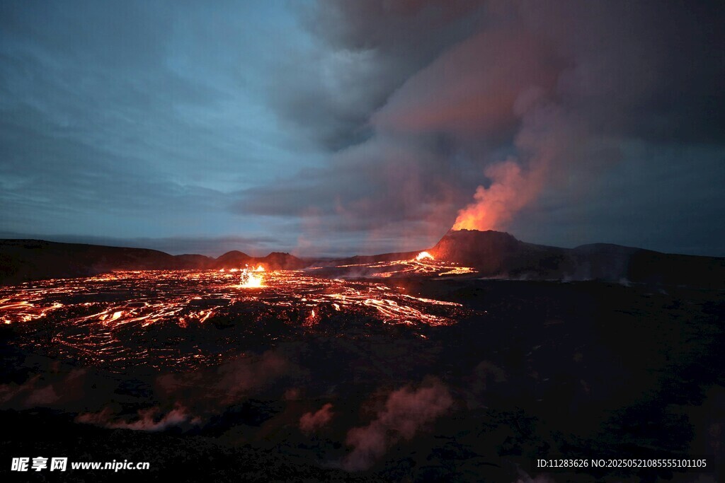 夜幕下的壯觀火山噴發(fā)