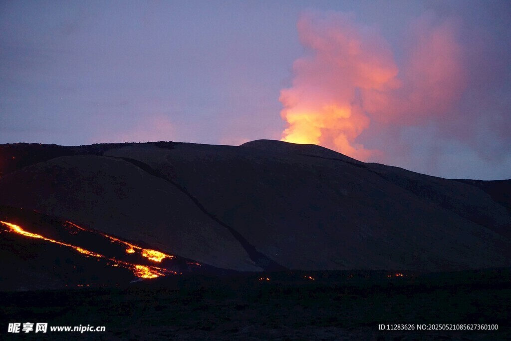 黃昏下的火山熔巖景觀