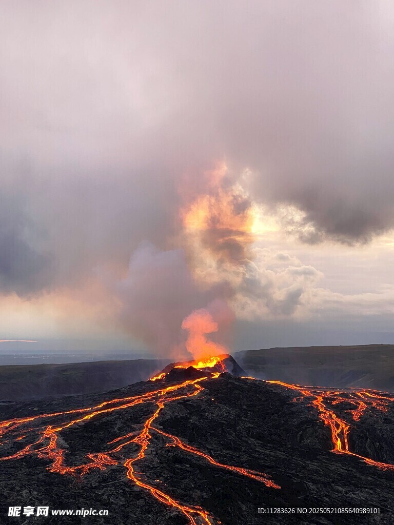 火山噴發(fā)熔巖流淌壯觀景象