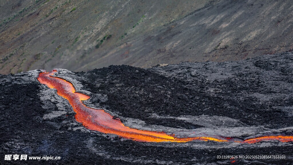 火山熔巖流淌壯觀景象
