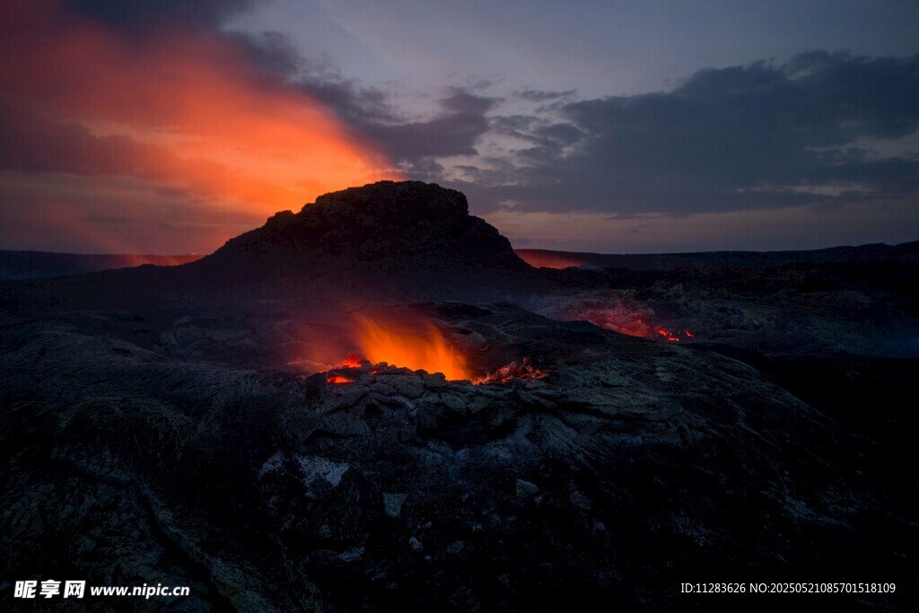 火山噴發的壯麗黃昏景象