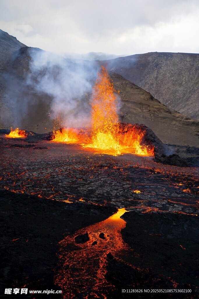 火山熔巖流淌壯觀景象