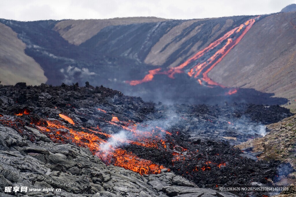 火山熔巖流淌壯麗景觀