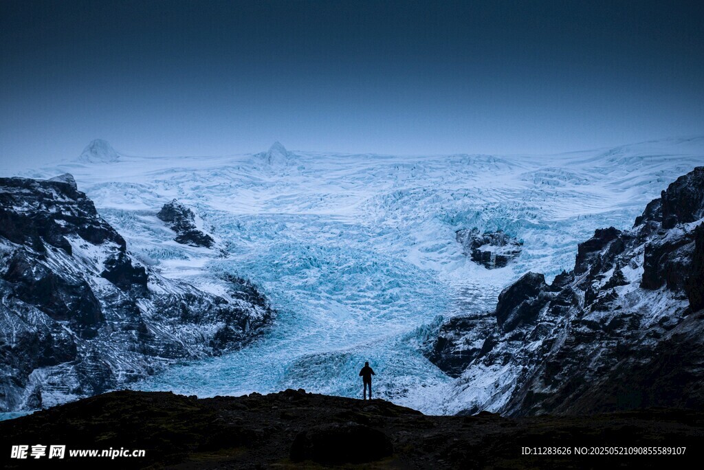 孤身賞壯麗海邊驚濤美景