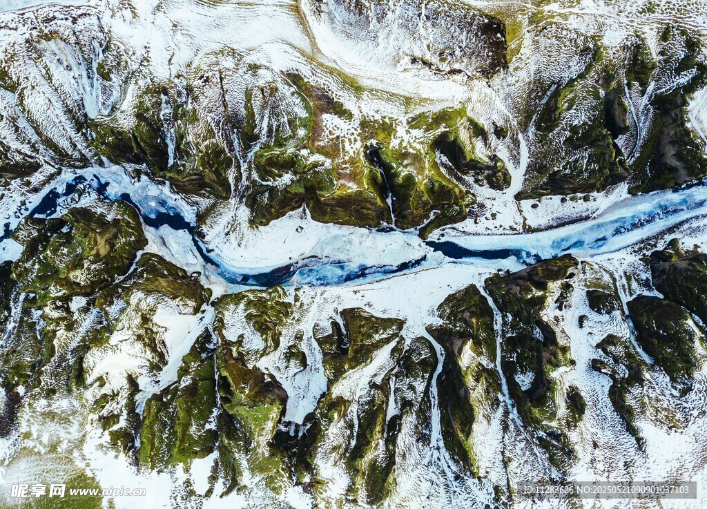 雪山間蜿蜒的藍色河流