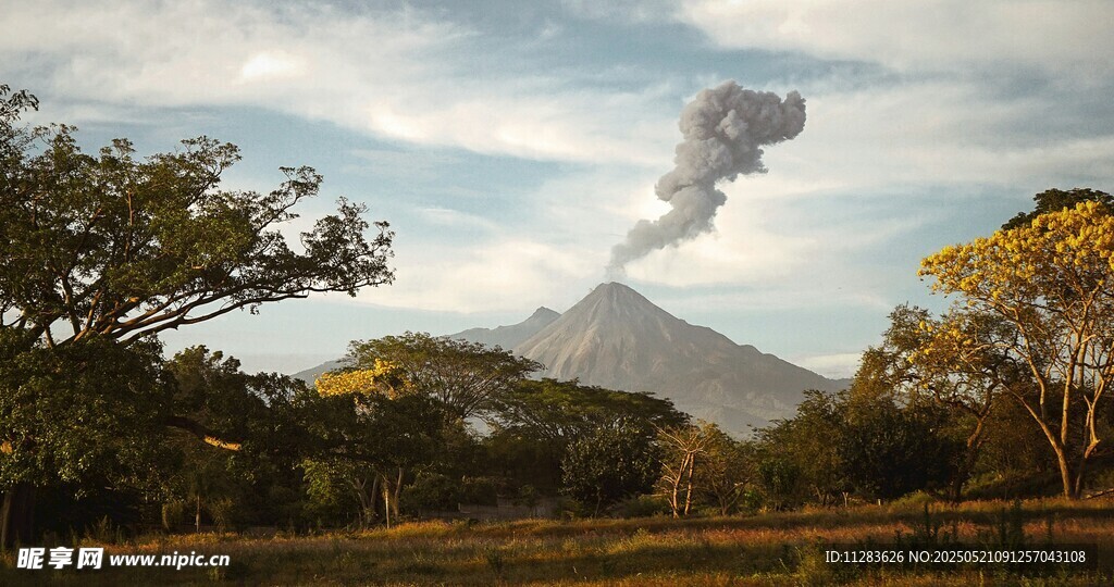 火山噴發(fā)于蔥郁山林間