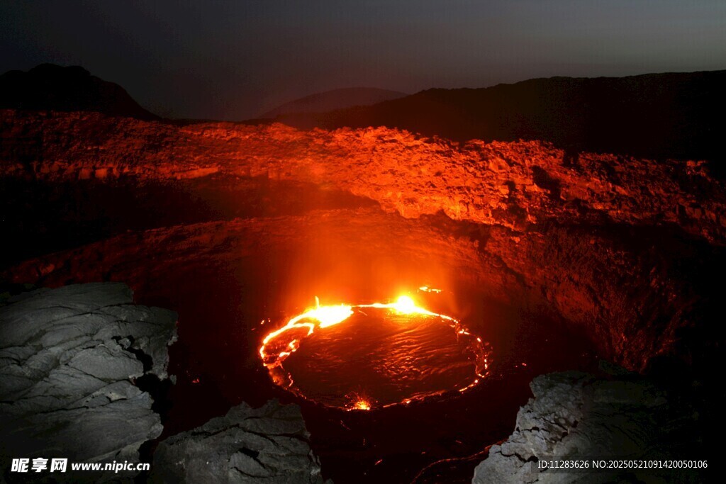 夜間熾熱的火山熔巖坑