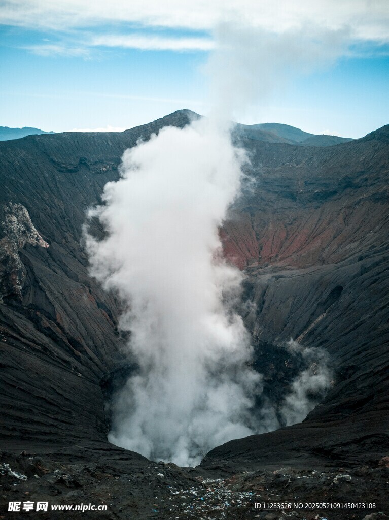 火山口壯觀噴發景象