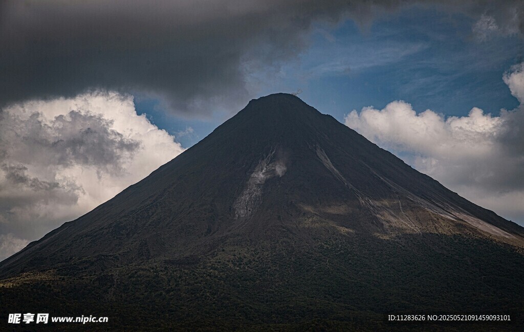 巍峨火山與天際流云