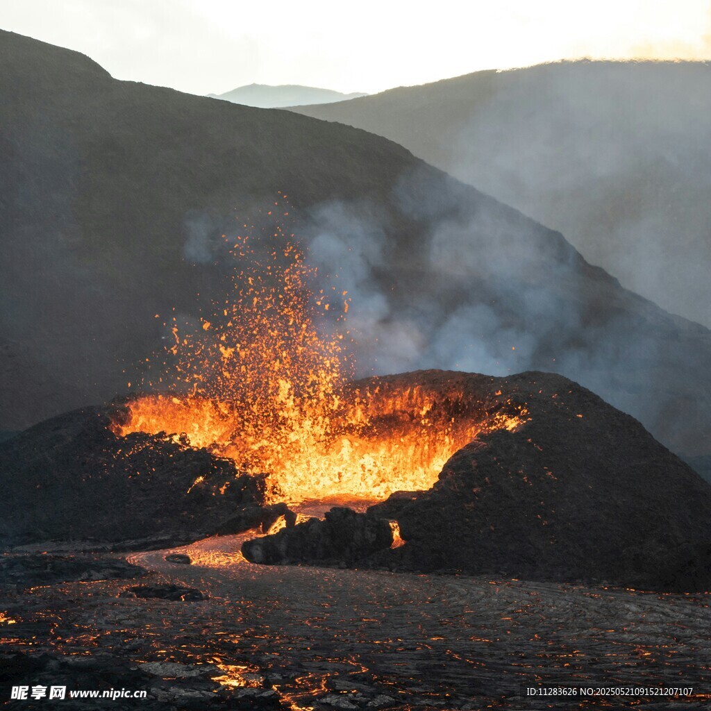 火山噴發(fā)壯觀景象