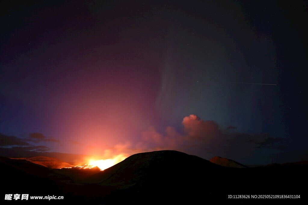 夜幕下的火山壯麗景觀