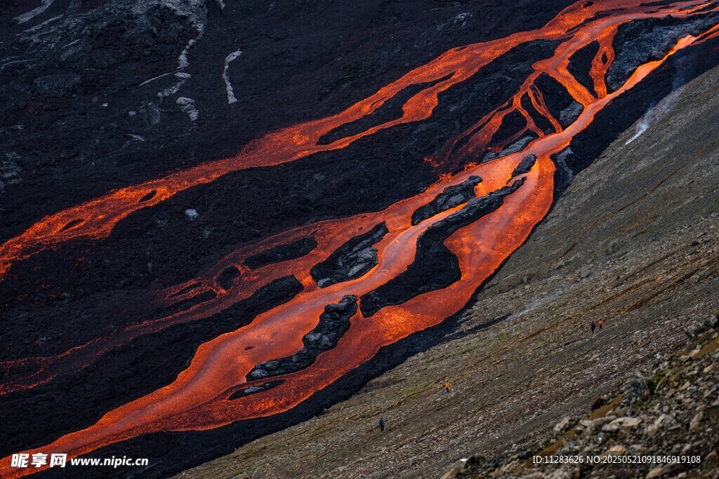 火山熔巖流淌壯觀景象