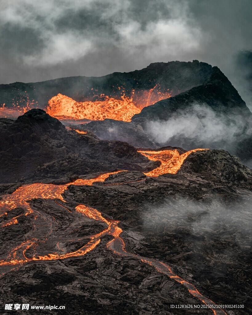火山熔巖流淌壯觀景象