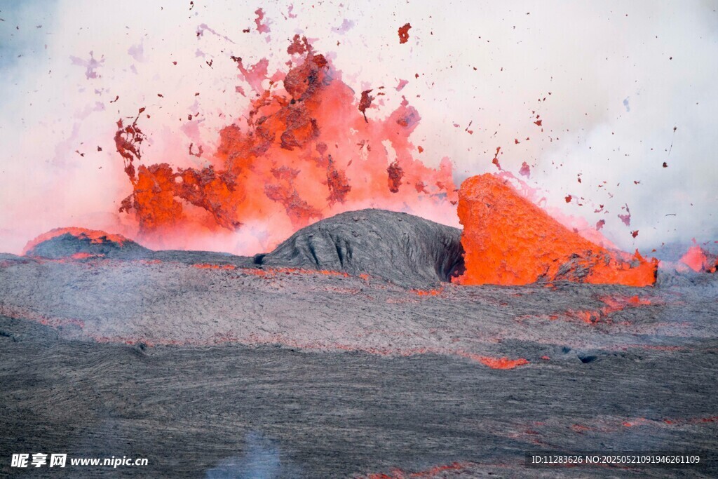火山熔巖噴發壯觀景象