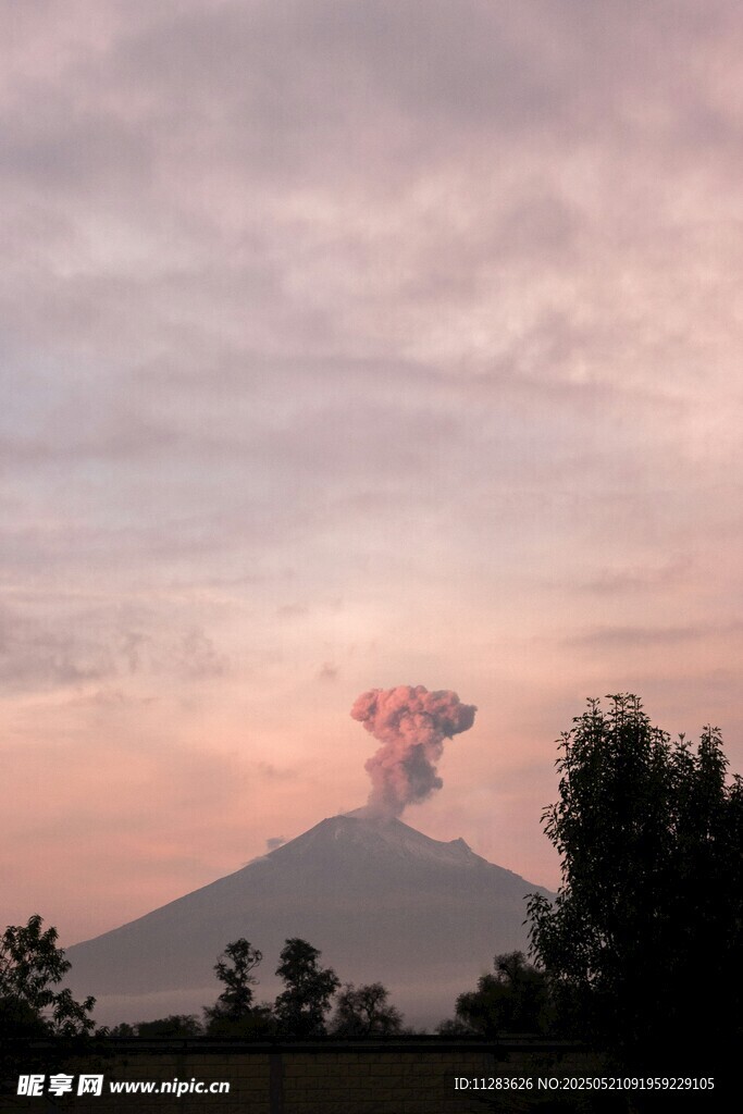 黃昏下噴發的壯麗火山
