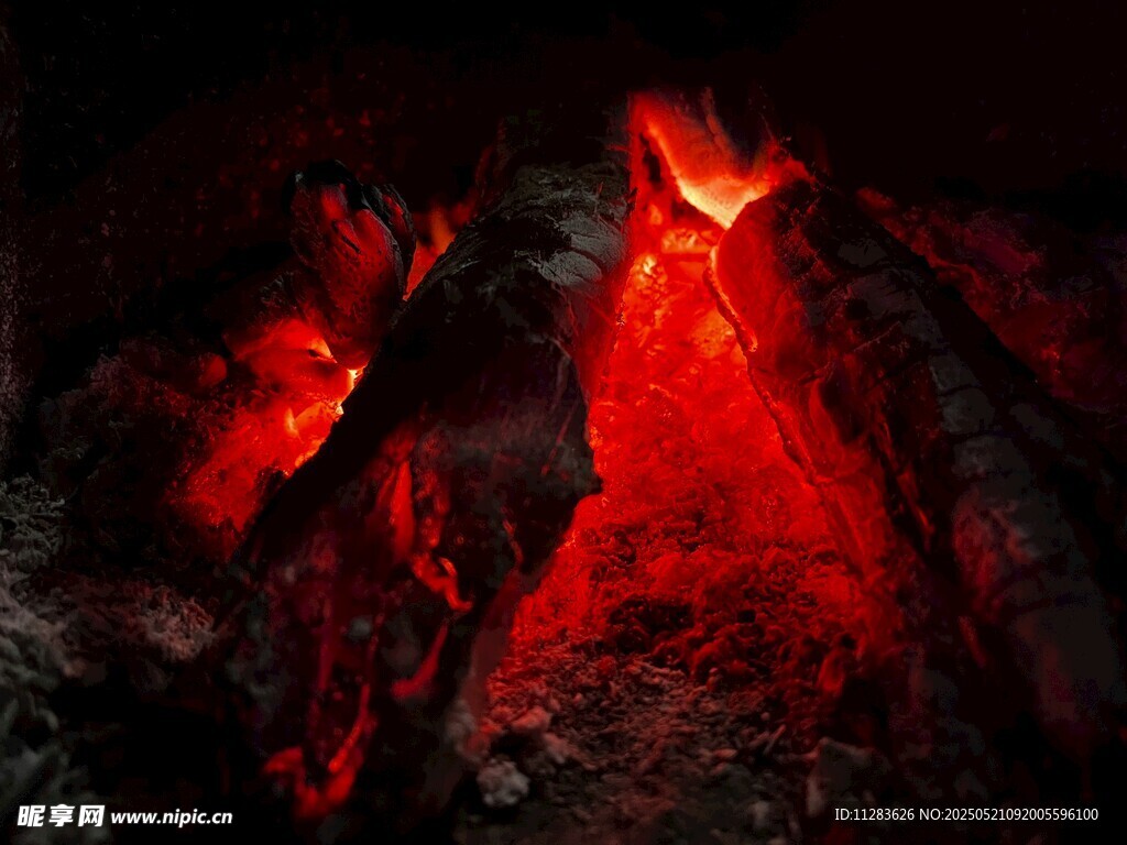熾熱火山內(nèi)部熔巖景象