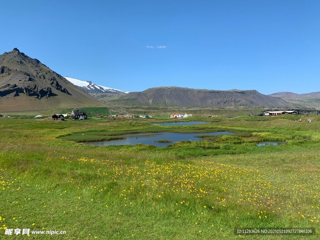 草原湖泊與遠山美景