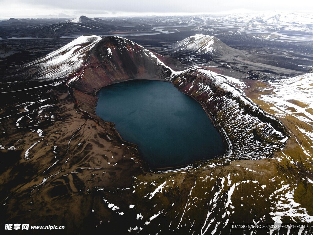 高山中的幽藍(lán)火山湖