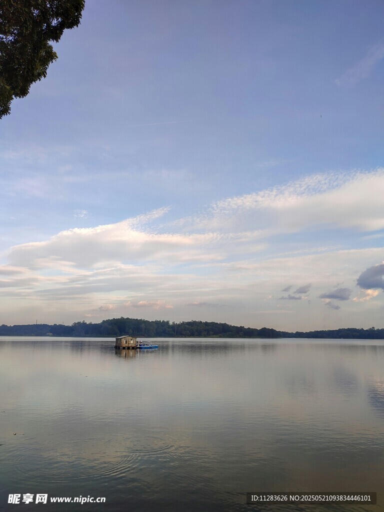 平靜湖面與遠處天際美景