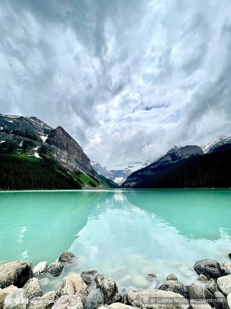 夢幻藍湖與山間云霧美景