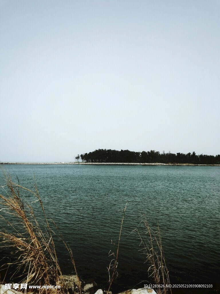 湖畔風(fēng)光 遠(yuǎn)處小島景色