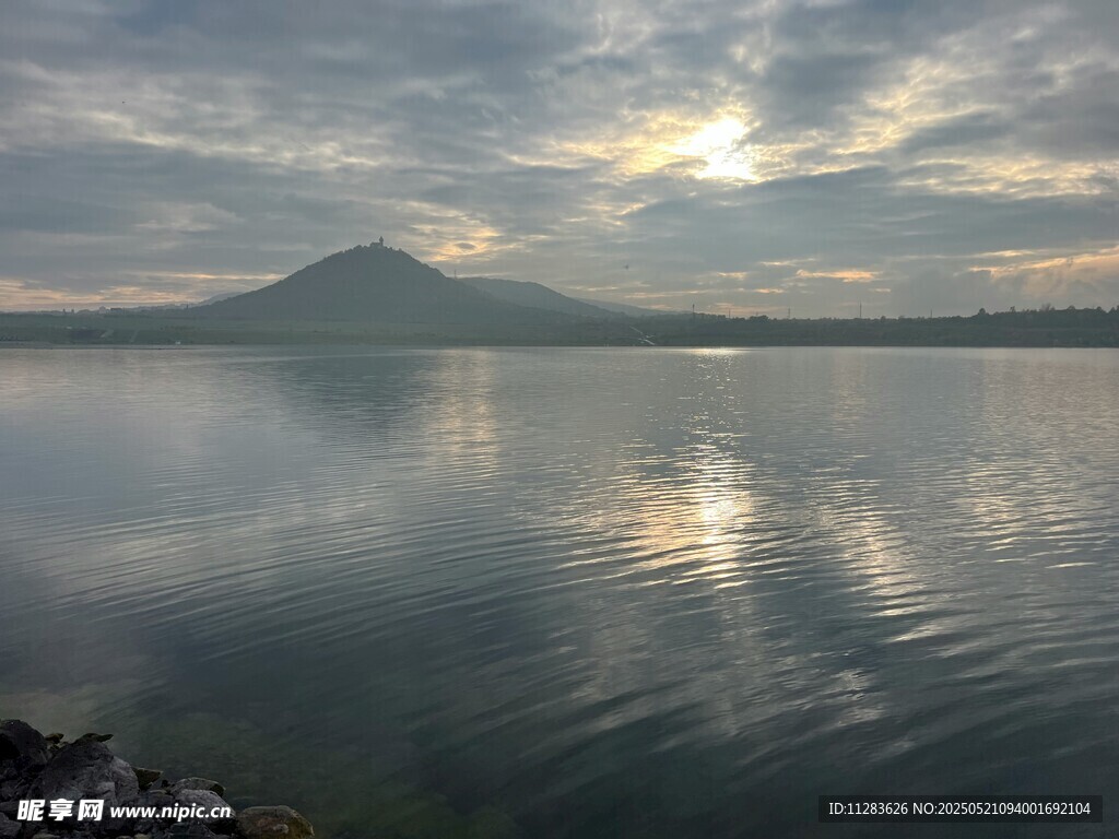 寧靜湖面與遠山的美麗景致