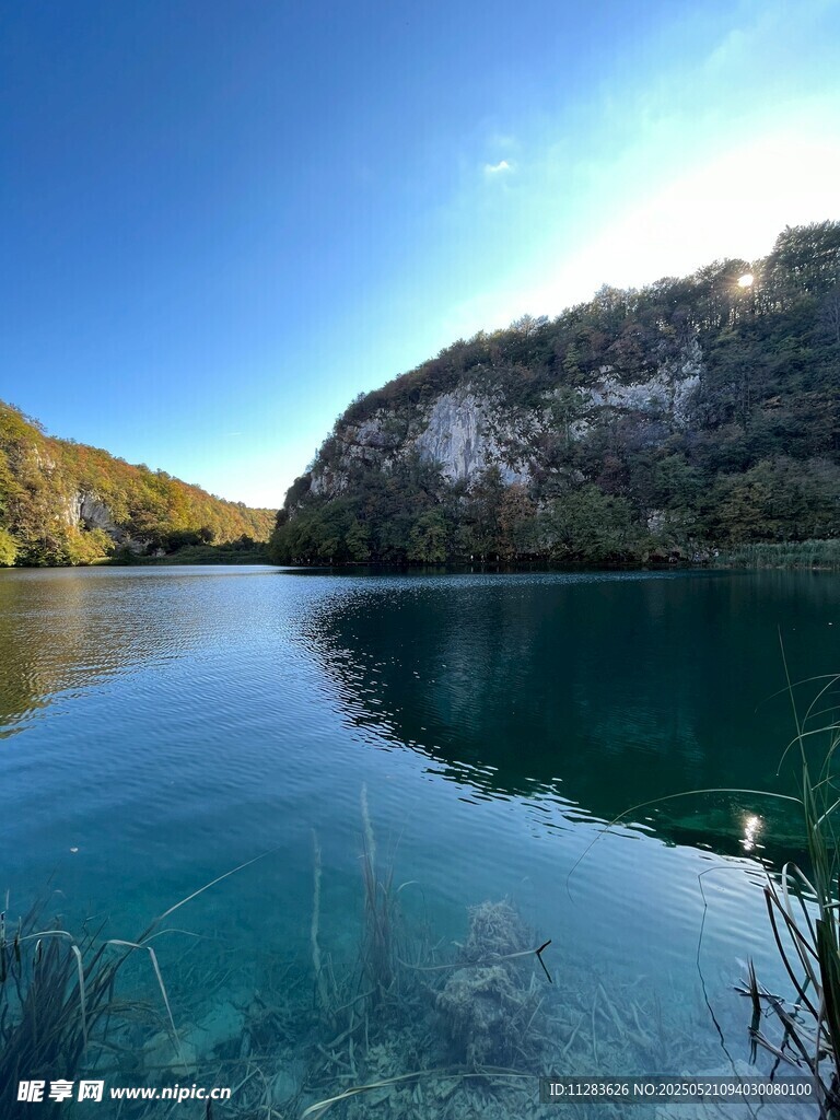 清澈湖水與山巒美景