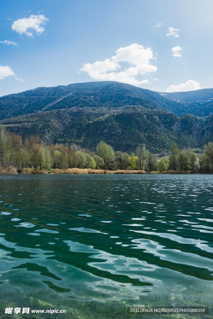 寧靜湖景與遠山風光