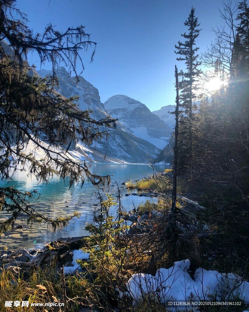 雪山湖畔美景