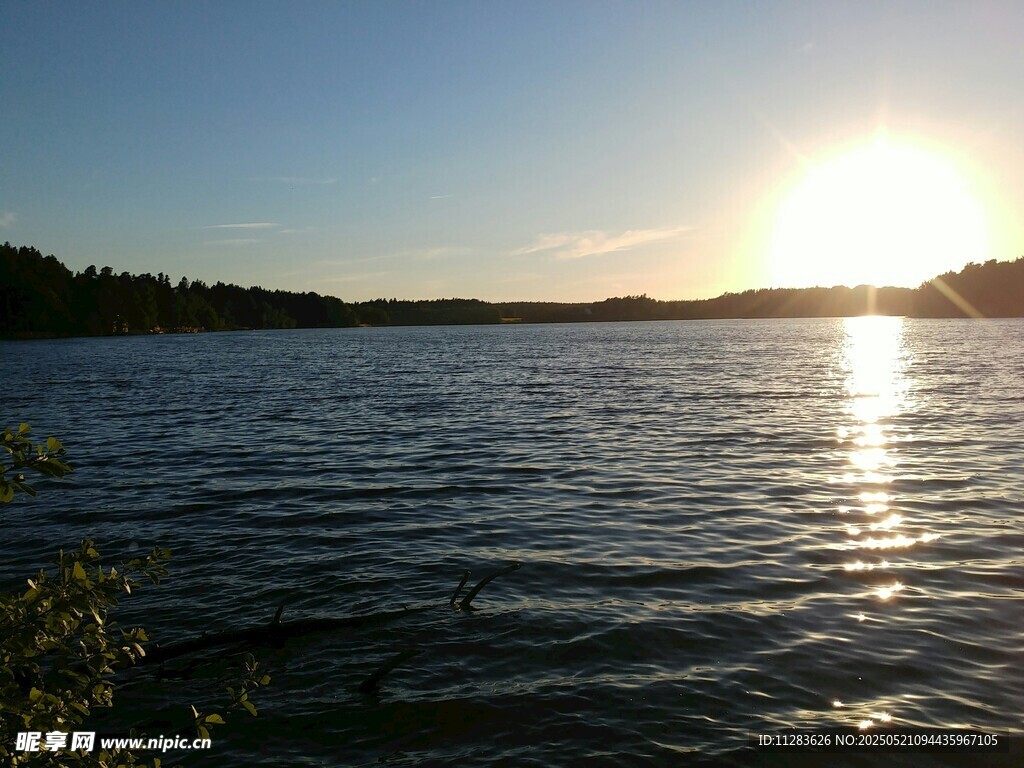 夕陽下波光粼粼的湖面