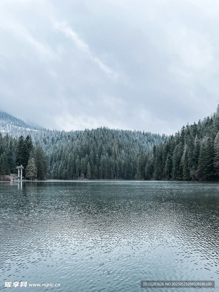 寧靜山林中的靜謐湖泊