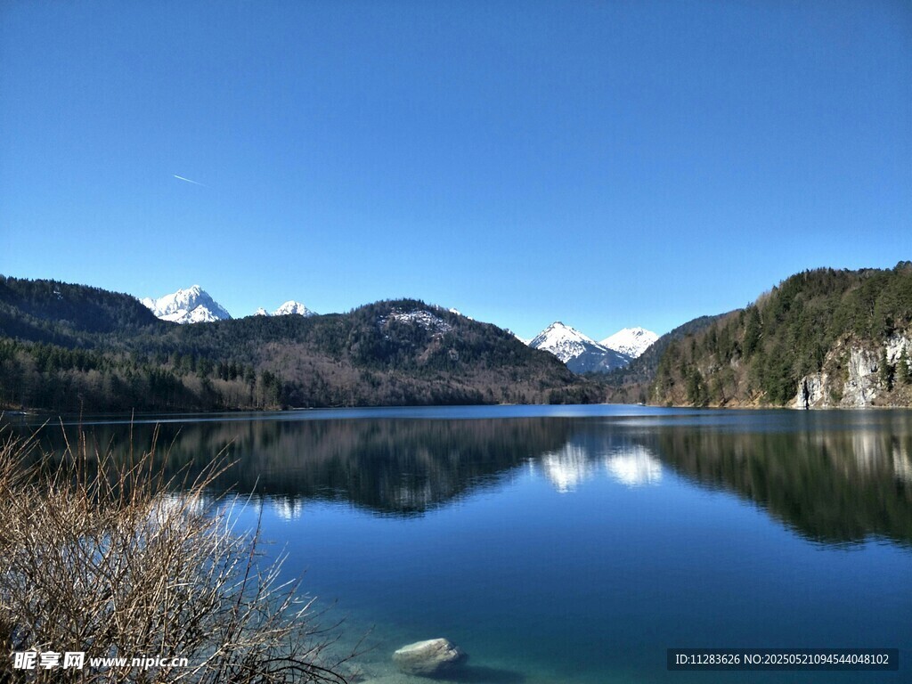 寧靜湖景與遠處山巒倒影