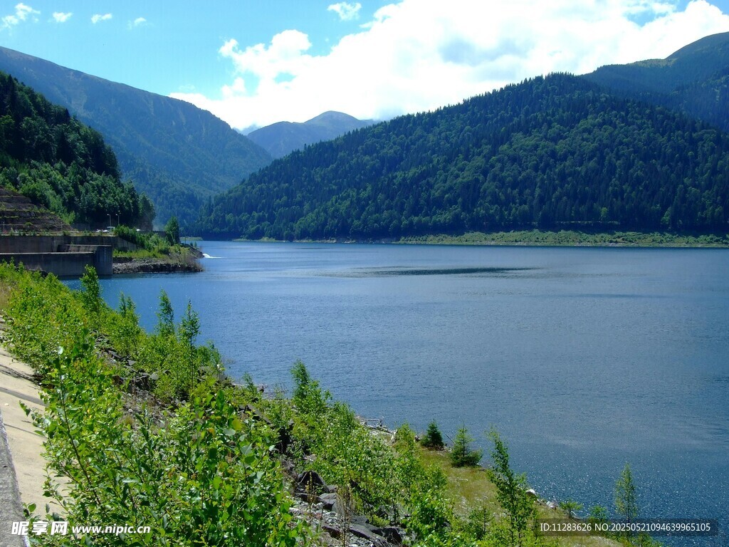 湖畔青山綠水自然風(fēng)光