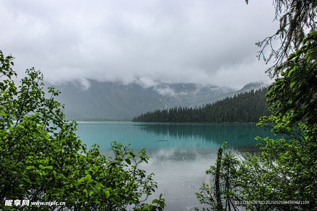 云霧下的幽美湖景山林