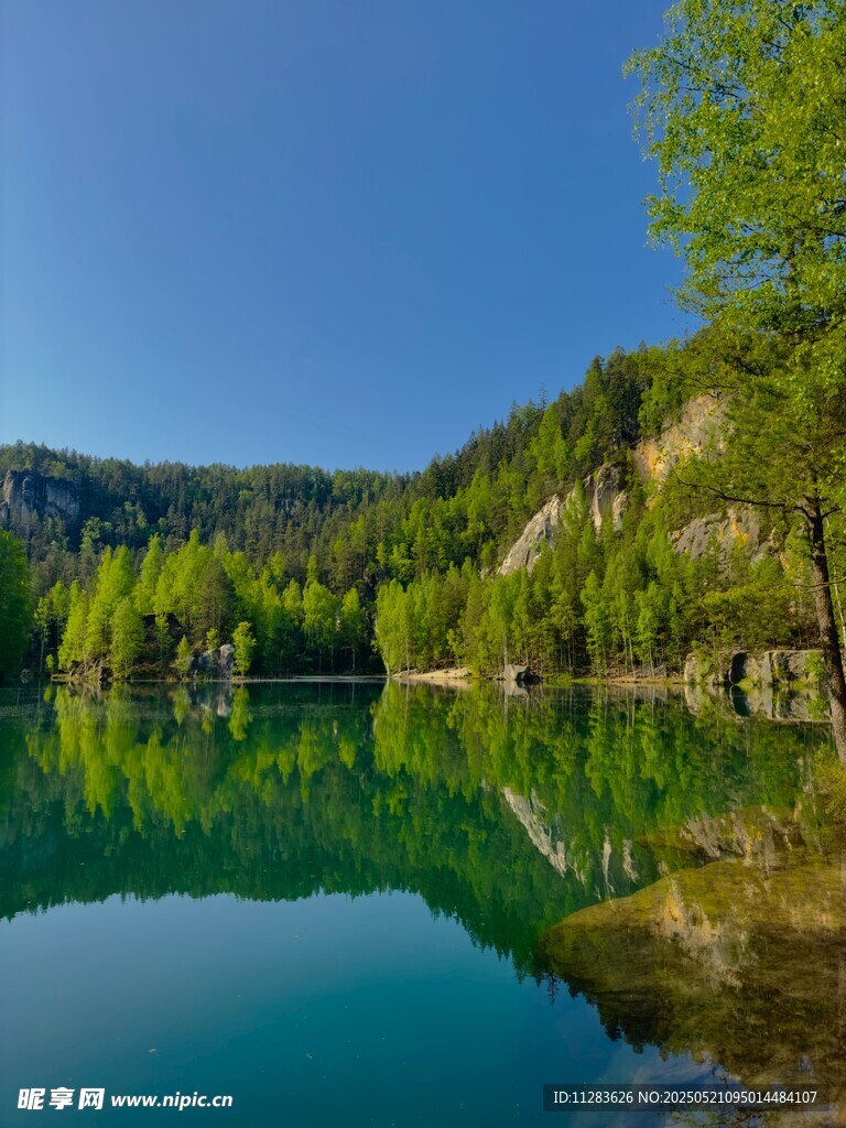 寧靜湖畔青山綠樹美景