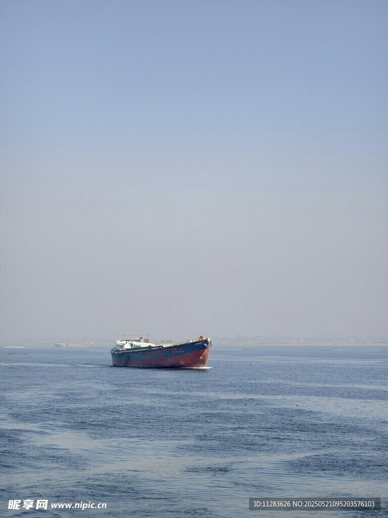 海上航行的貨船