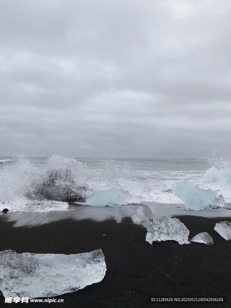 冰島黑沙灘上的漂浮冰塊