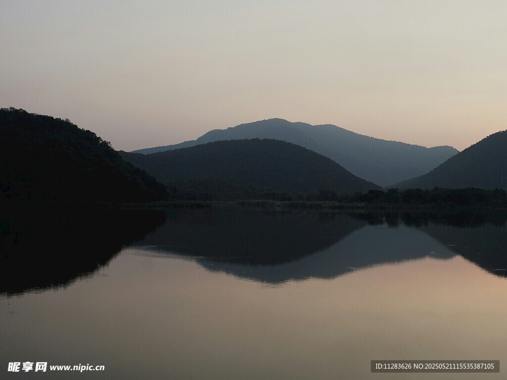 黃昏湖畔山景倒影